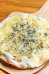 生ハムとブルーチーズのクリスピーピッツァ