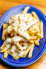 チーズソースのフライドポテト