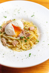 温泉玉子と濃厚チーズのカルボナーラソースパスタ
