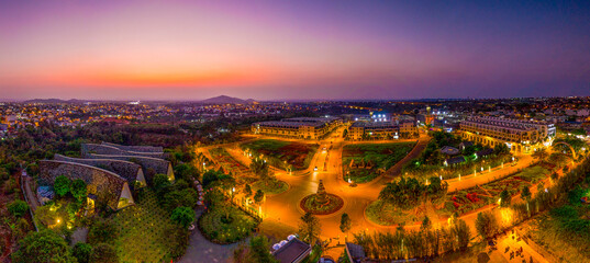Obraz premium View of the city at sunset
