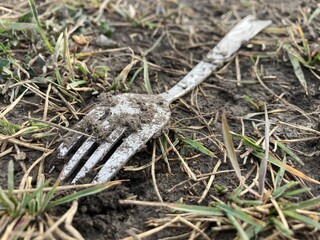 Obraz premium Close-up of fork digging into grassy field