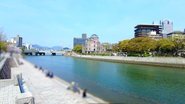 多くの桜花見客が行き交う春の広島平和記念公園の元安川沿いの風景 4K  2023年3月30日