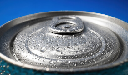 Obraz premium Close up macro can of soda cold blue background