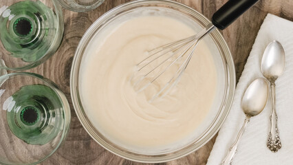 Bowl of white chocolate vanilla bean pudding on a wooden table. - obrazy, fototapety, plakaty