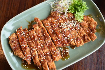 Appetizing chicken with sesame seeds