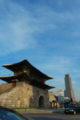 대한민국 서울의 동쪽에 있는 동대문, 이중 기와 형태의 흥인문의 보수공사

