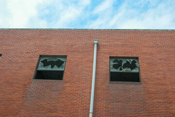 깨진 유리창의 법칙, 을 정확히 표현해준 교회 폐건물