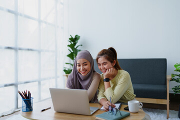 Muslim undergraduates and Asian women are studying online using computers.