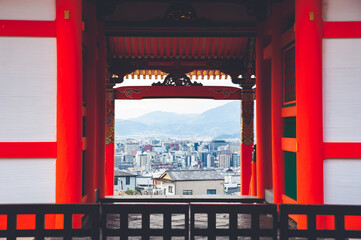 Piękny szeroki widok na miasto Kyoto w Japonii, czerwona duża brama świątyni, wspaniała...