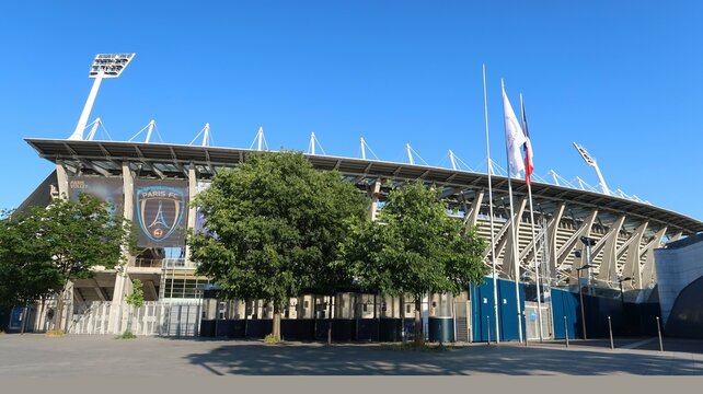 Vue ext&eacute;rieure du stade Charlety dans le 13&egrave;me arrondissement de Paris, avec le logo du club de football Paris FC &ndash; juin 2023 (France)