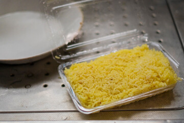 プラ容器のターメリックライス