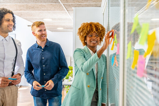 African woman using post-it during a brainstorming