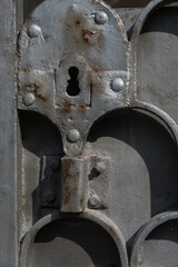 Dettaglio della serratura di un cancello di ferro battuto