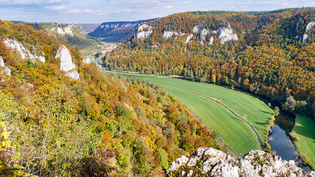 Blick vom Eichfelsen am Premiumwanderweg Donauwellen (Eichfelsen-Panorama) ins Donautal und auf Schloss Werenwag	
