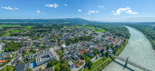 Die österreichische Grenzstadt Oberndorf bei Salzburg im Luftbild, Blick zur Innenstadt