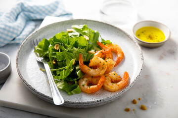 Leaf salad with shrimps and peanut