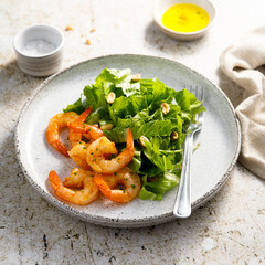 Leaf salad with shrimps and peanut
