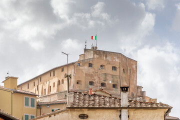 Obraz premium The Italian flag flies over the ancient castle of Lari, Pisa, Italy