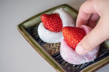 縁起の良い紅白の苺大福。大福で餡子と苺を包んだ和菓子。