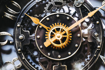 Macro sur des roues à dent métalliques - Engrenage d'horloge ancienne	
