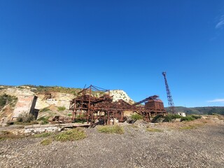 vecchia miniera, antica costruzione in ferro rugginoso