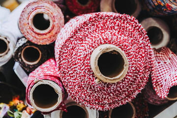Rouleaux de tissus avec des motifs colorés - Matériel de couture	