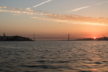 Por do sol travessia do Rio Tejo - Lisboa - Portugal