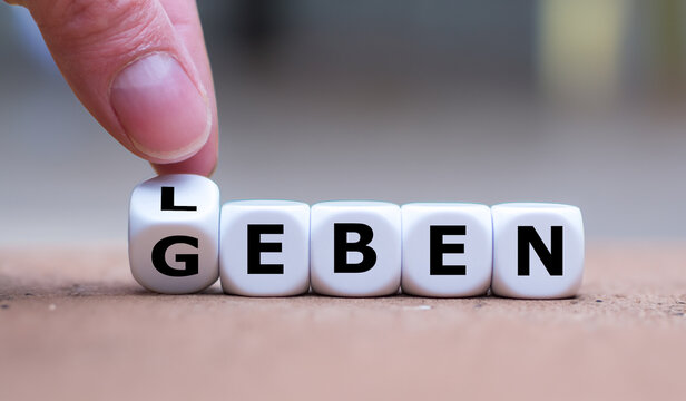 W&uuml;rfel bilden die Worte "Leben" und "Geben"	