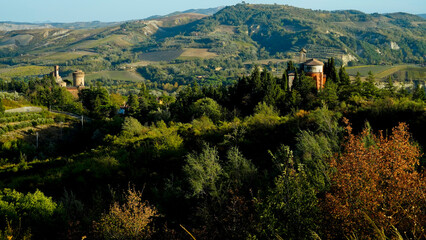 Panorama autonnale dei vigneti e calanchi del gesso nei dintorni di Brisighella, provincia di Ravenna. Emilia Romagna, Italia