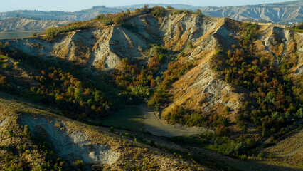 Panorama autonnale dei vigneti e calanchi del gesso nei dintorni di Brisighella, provincia di...