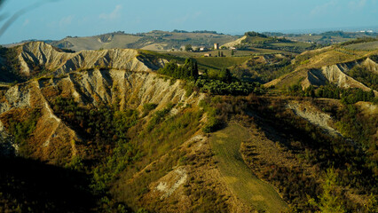 Panorama autonnale dei vigneti e calanchi del gesso nei dintorni di Brisighella, provincia di...