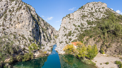 Panorama des gorges du Gouleyrous à Tautavel dans les Pyrénées Orientales (France)	