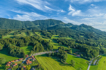 Fototapeta na wymiar Ausblick auf die Hochries bei Grainbach in der Gemeinde Samerberg im Chiemgau