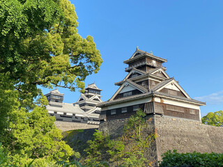 復興途中の熊本城。武者返しと黒いお城の立派さが青空に映えています。
