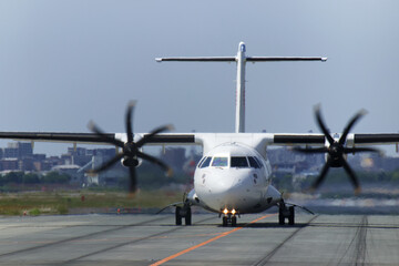 プロペラ機の離陸準備