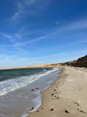 Obraz premium Vertical of sandy Dakhla beach against the sea waves on a sunny day