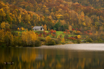 Fototapeta premium 紅葉の朝里ダム