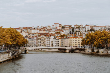 Blick auf Lyon von deiner Brücke aus über den Fluss auf eine weitere Brücke und die schöne Stadt in Frankreich