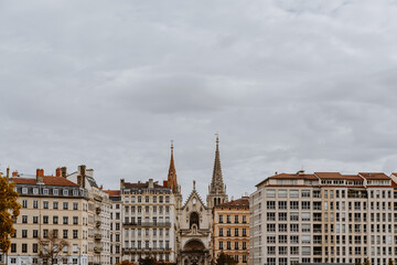 Blick auf die katholische Kirche Église Saint-Nizier in Lyon in Frankreich zwischen Häusern mit viel Himmel