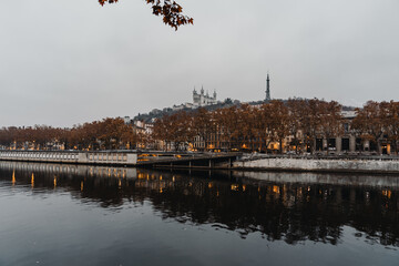 Abends am Fluss in Lyon mit Blick auf die Stadt und deren Lichter