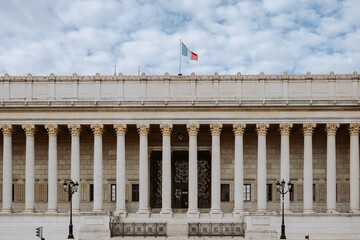 Französische Fahne auf dem Dach eines Geschichtsträchtigen Gebäudes mit hohen Säulen