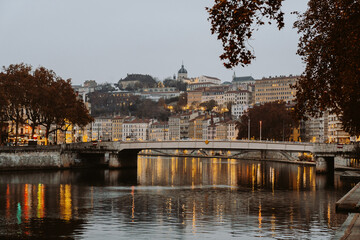 Fototapeta na wymiar Blick auf Lyon bei Dämmerung mit den Lichtern der Stadt bei voller Romantik in Frankreich am abend