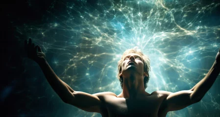  Hombre experimentando una iluminación espiritual rodeado de aura © YannTouvay