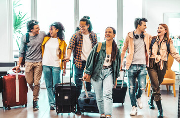 Young group of tourists with suitcases arriving at youth hostel guest house - Happy friends enjoying summer vacation together - Millenial people doing check-in at hotel lobby - Summertime holidays - obrazy, fototapety, plakaty