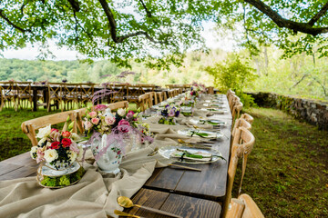 Vintage-Charme am Hochzeitstisch: Zeitlose Tischdekorationen