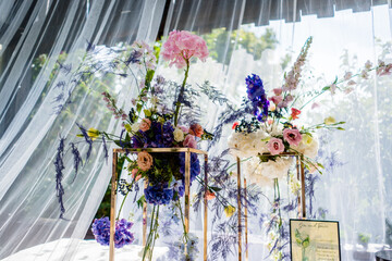 Blütenzauber am Hochzeitstisch: Romantische Tischdekoration