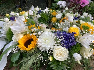 Trauerkranz mit Blumen auf dem Friedhof nach Beerdigung