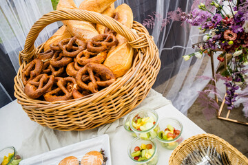 Leckere Brezeln und Snacks