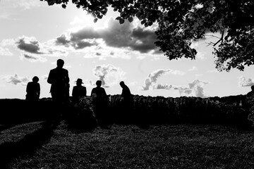 Silhouetten am Aussichtspunkt