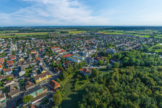 Olching im Landkreis F&uuml;rstenfeldbruck in Oberbayern, Blick auf die Amperauen und die s&uuml;dlichen Stadtteile